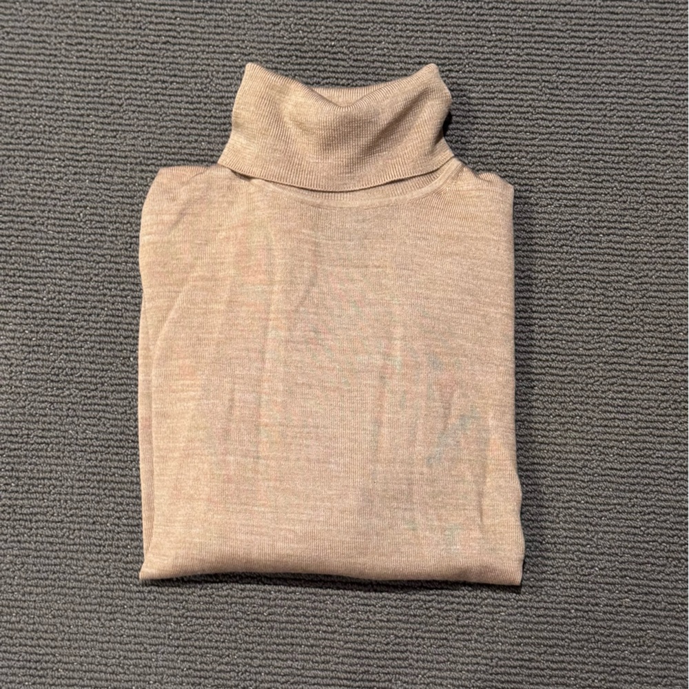 GAP Women's Merino Wool Turtleneck Sweater - Picture 3 of 3